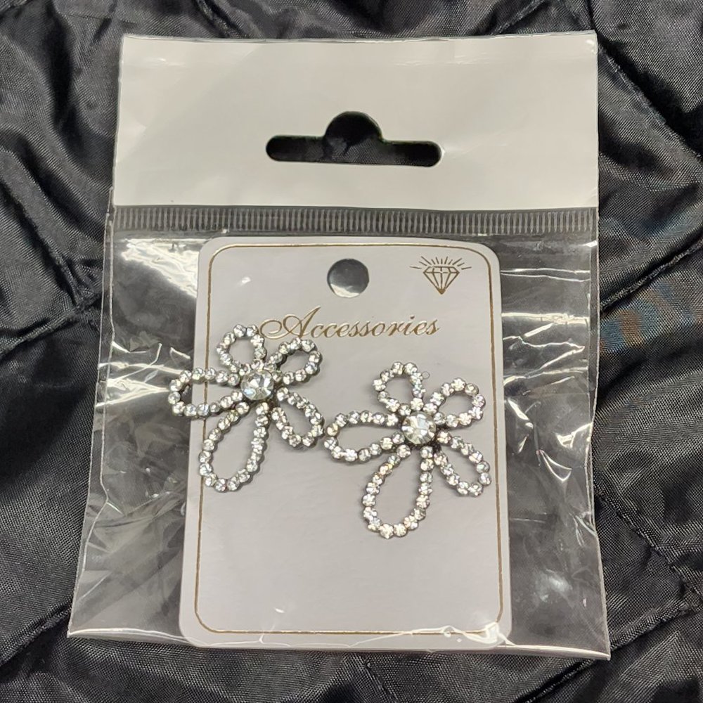 Silver color pierced Earing. condition new - Picture 2 of 4